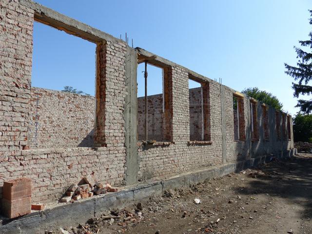 Din vechea școală au rămas câțiva pereți de cărămidă