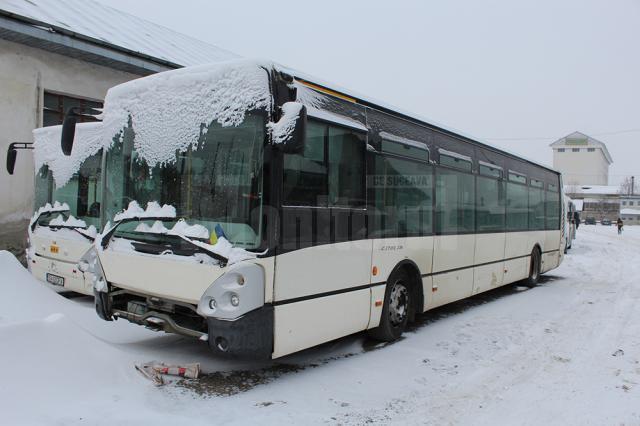 Fără spații de garare, autobuzele sunt ţinute iarna afară, fără a putea fi ferite de ger
