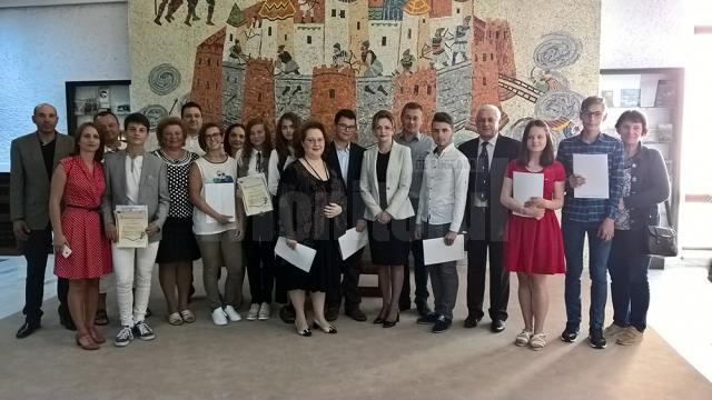Copiii premiaţi de Instituţia Prefectului-Judeţul Suceava şi de Inspectoratul Şcolar Judeţean împreună cu părinţii lor