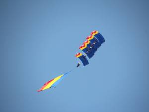 Adevărate momente de virtuozitate şi precizie oferite de paraşutiştii de la Aeroclubul României