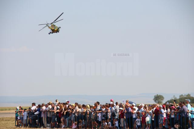 Mii de spectatori au asistat la un miting aviatic de excepţie pe Aeroportul „Ştefan cel Mare” Suceava