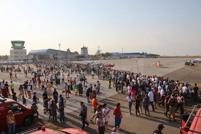 Mii de spectatori au asistat la un miting aviatic de excepţie pe Aeroportul „Ştefan cel Mare” Suceava