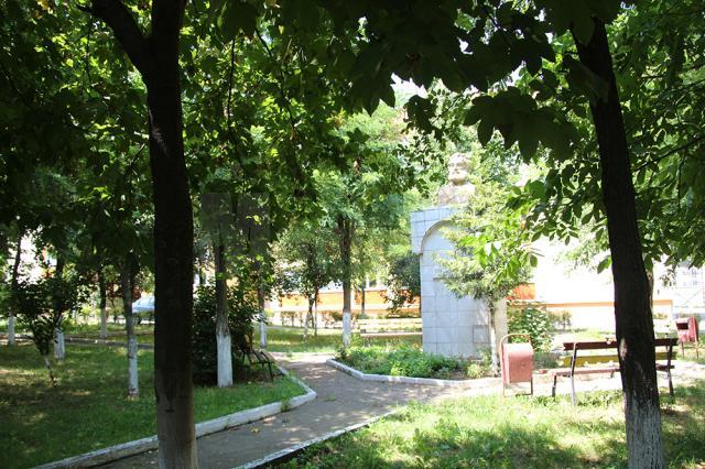 Parcul Școlii "Ion Creangă" Suceava, spaţiul pe care ar urma să apară și noua grădiniţă