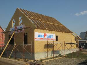 AdePlast şi asociaţiile “Habitat pentru Umanitate” Rădăuţi şi “Bunul Samaritean” construiesc 15 case pentru familii nevoiaşe
