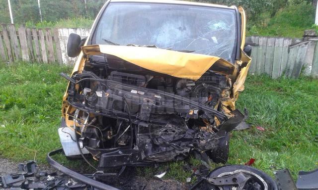 Mașinile implicate în accidentul care a avut loc pe 7 august, pe E 85, la Vadu Moldovei, soldat cu trei răniţi