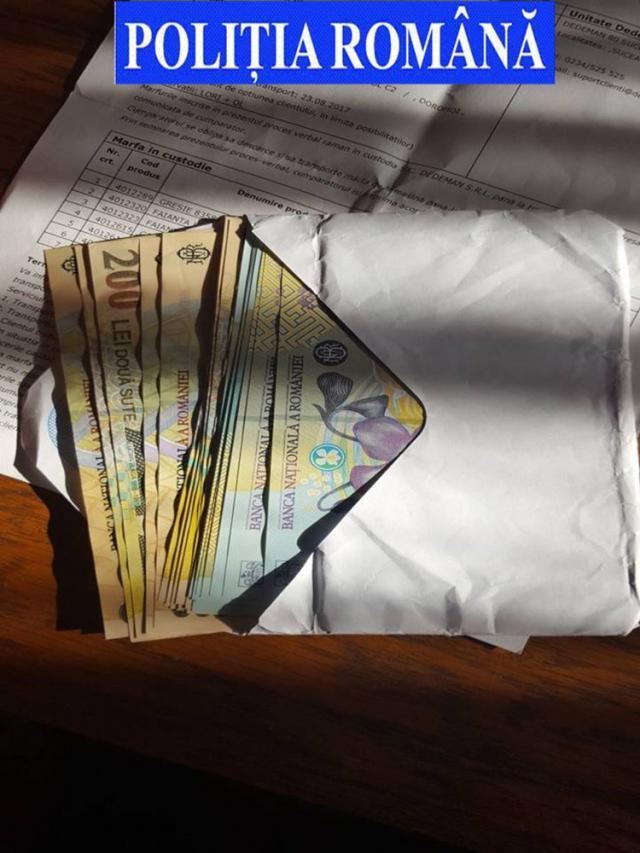 Suma de bani și bunurile găsite în interiorul genţii au fost înapoiate de către poliţişti proprietarilor