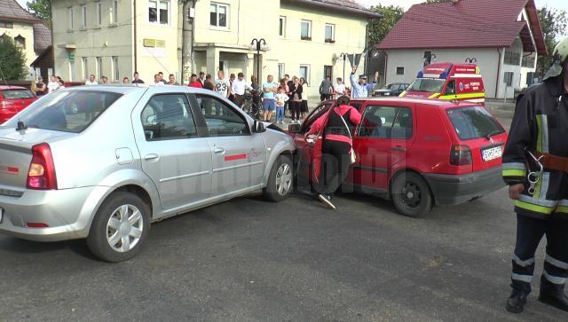 Şoferul Loganului nu a acordat prioritate şi a intrat în coliziune cu autoturismul VW, care circula regulamentar