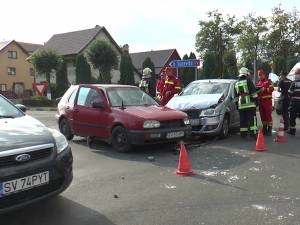 În urma coliziunii, şoferul din VW a ajuns la spital cu contuzii la piciorul stâng