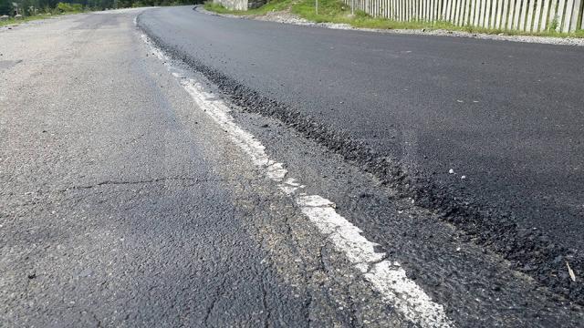 După 4 km, din 10, drumarii de la DRDP Iaşi nu mai au asfalt