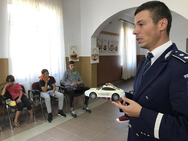 Comisarul Ionuț Epureanu le-a vorbit copiilor despre Poliţie și despre cum să se ferească de mediul infracţional