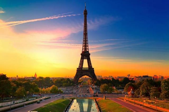 Turnul Eiffel Sursa: antenasatelor.ro