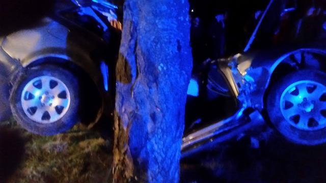 Maşina în care erau cei doi tineri din Putna a fost distrusă în totalitate, în urma impactului lateral cu copacul