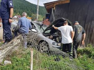 Autoturismul Volvo s-a rătsurnat și a ajuns lângă magazia unei gospodarii de la marginea drumului