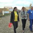 Prefectul Mirela Adomnicăi și consilierul de stat Laszlo Borbely s-au alăturat voluntarilor de pe șantierul Habitat pentru Umanitate