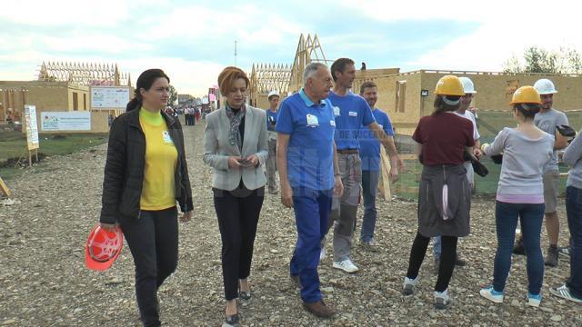 Prefectul Mirela Adomnicăi și consilierul de stat Laszlo Borbely s-au alăturat voluntarilor de pe șantierul Habitat pentru Umanitate