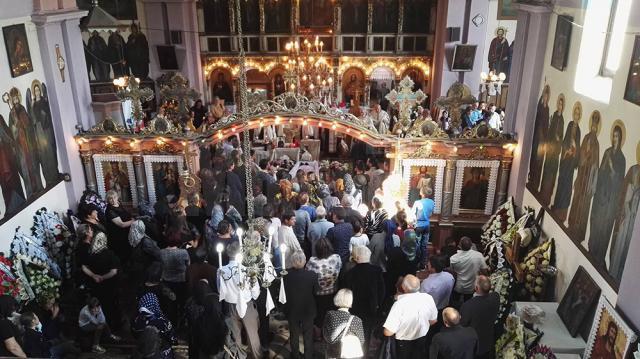 Sute de oameni l-au condus ieri pe ultimul drum pe preotul Mihai Fădur, care a slujit 40 de ani la Biserica „Sf. Dumitru” din Udeşti