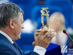 Un trofeu realizat din bronz i-a fost oferit academicianului Mihai Cimpoi de către primarul din Dumbrăveni