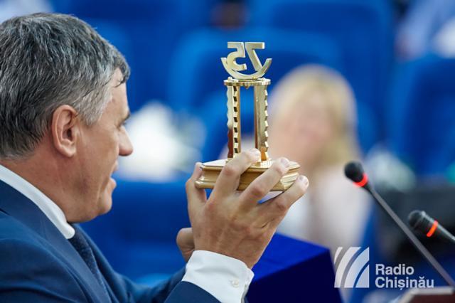 Un trofeu realizat din bronz i-a fost oferit academicianului Mihai Cimpoi de către primarul din Dumbrăveni