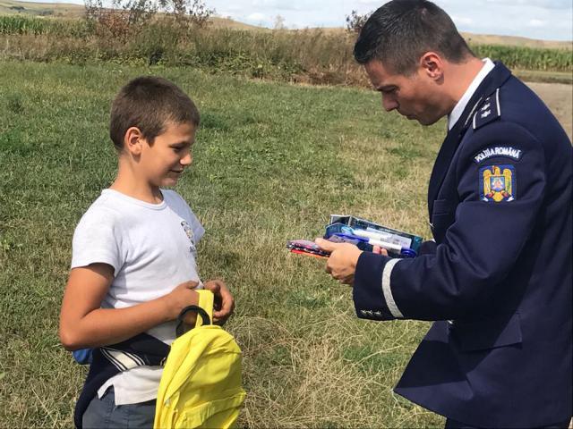 Ghiozdane şi rechizite oferite de poliţişti copiilor, la început de an şcolar