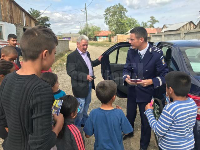 Ghiozdane şi rechizite oferite de poliţişti copiilor, la început de an şcolar