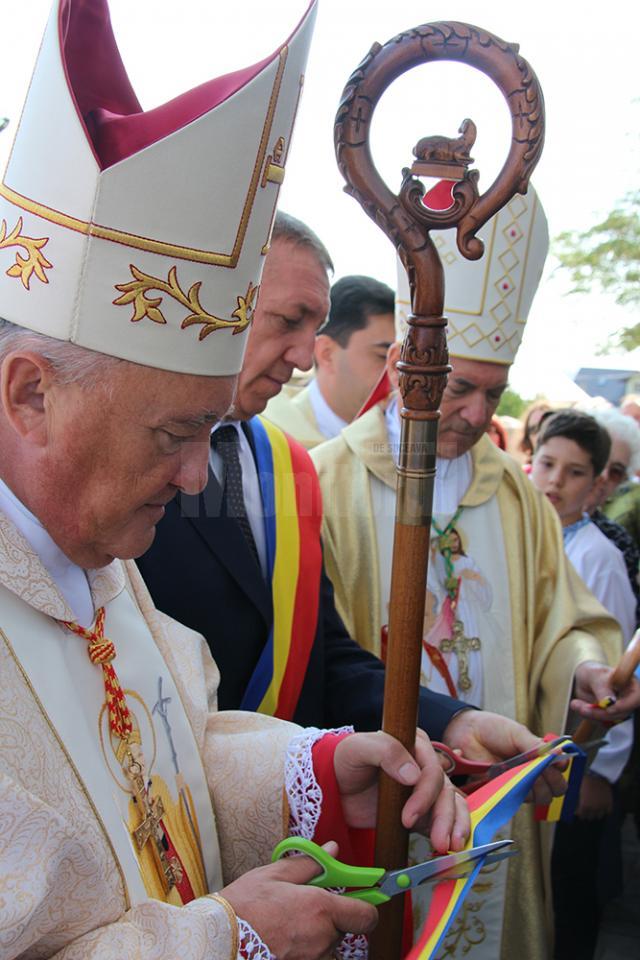 Panglica pentru sfinţirea bisericii a fost tăiată de cardinalul Kazimierz Nycz, primarul