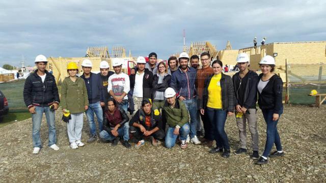 Un grup de paisprezece cetăţeni străini din Siria şi Irak, cu statut de refugiat în România, au participat voluntar săptămâna trecută la construirea a 15 case pentru familii în nevoie din Rădăuţi