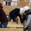Un grup de refugiaţi din Siria şi Irak au participat voluntar la construcţia de case din cartierul Habitat