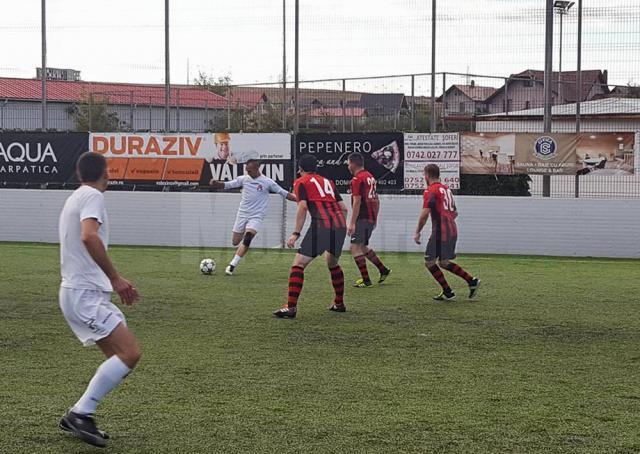 Nicu Lăcătuș, în echipament alb, la minge, a reușit să marcheze 15 goluri în primele 3 etape