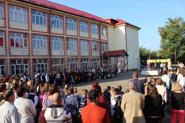 Primarul Sucevei a participat la deschiderea de an şcolar la 14 unităţi de învăţământ