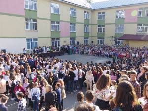Festivitatea de la Colegiul „Mihai Eminescu” s-a desfășurat într-un climat dominat de bună dispoziție