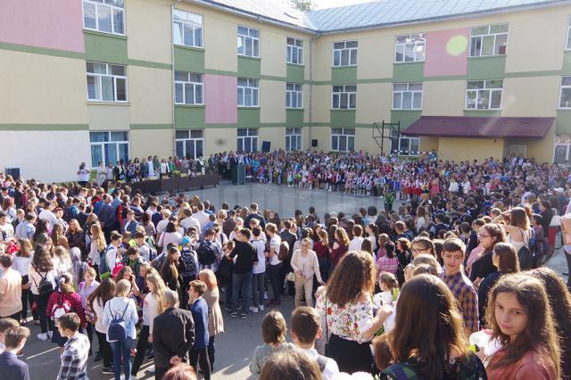 Festivitatea de la Colegiul „Mihai Eminescu” s-a desfășurat într-un climat dominat de bună dispoziție