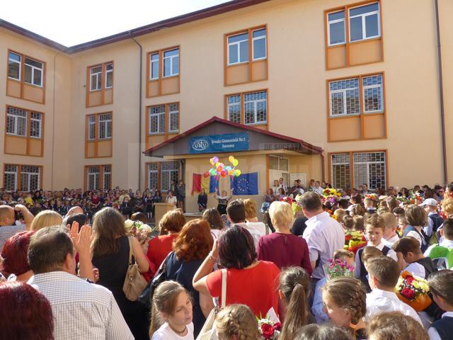 Peste 850 de elevi ai Școlii Gimnaziale Nr. 1 din Suceava au început noul an şcolar într-o atmosferă de sărbătoare