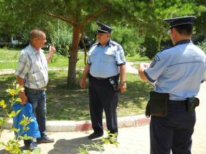 Poliţiştii au purtat discuţii cu cetăţenii în vederea responsabilizării şi informării acestora în vederea reducerii riscului victimal