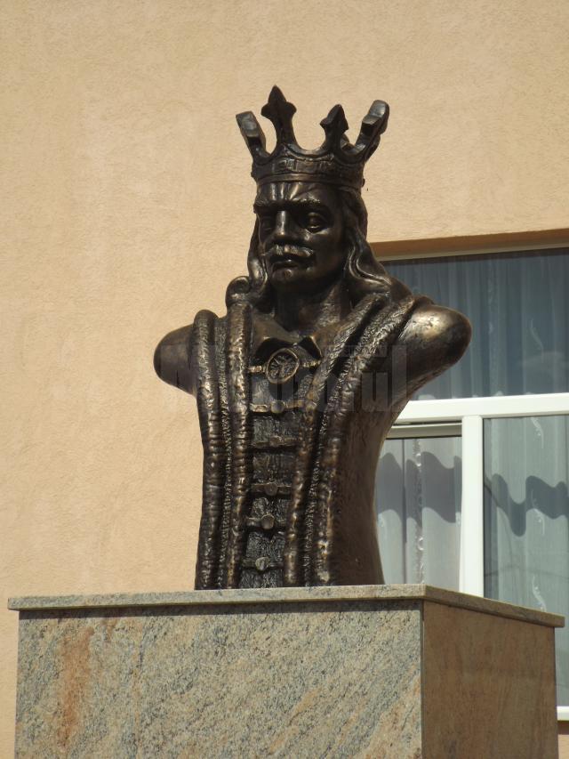 Dezvelirea bustului lui Ştefan cel Mare, la Liceul  Tehnologic Cajvana