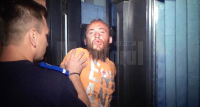 Ioan Beşa, la câteva minute de la comiterea omorului, când a fost încătuşat şi băgat în sediul Postului de Poliţie din Gara Burdujeni