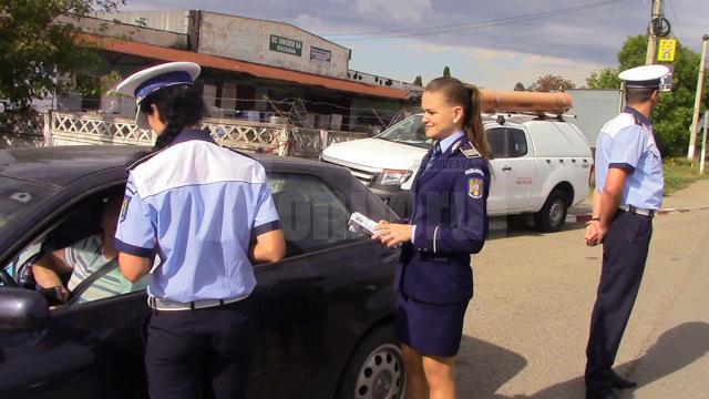 Poliţiştii și partenerii lor le-au oferit participanţilor la trafic pliante cu instrucţiuni de prevenire a accidentelor