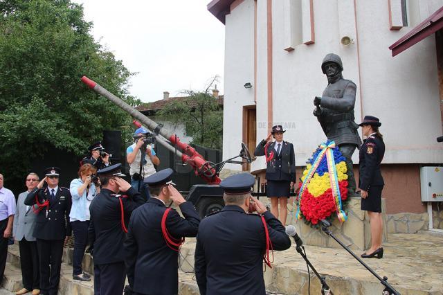 Pomenirea pompierilor eroi la monumentul din fața Bisericii Militare