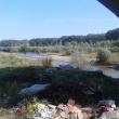 Malul râului Suceava a devenit o adevărată groapă de gunoi