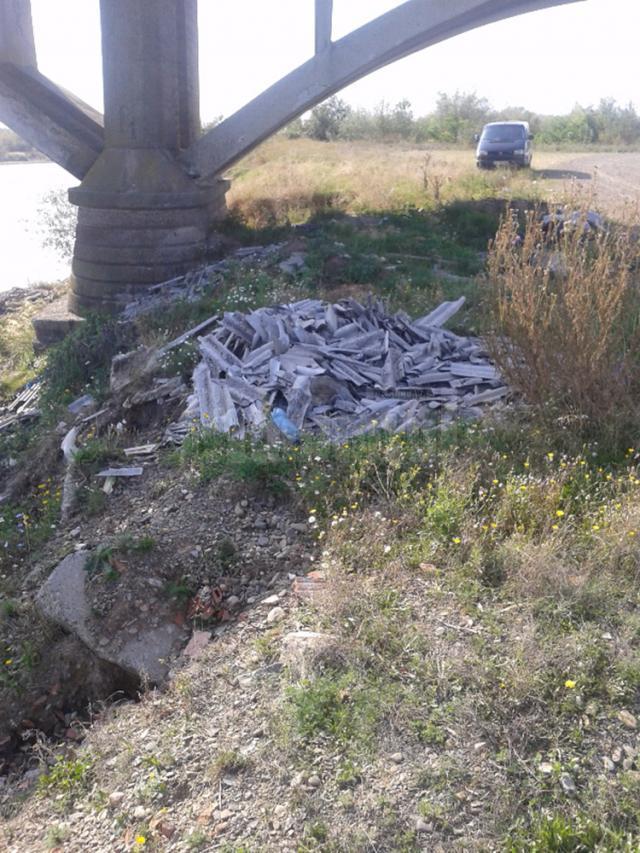 Malul râului Suceava a devenit o adevărată groapă de gunoi
