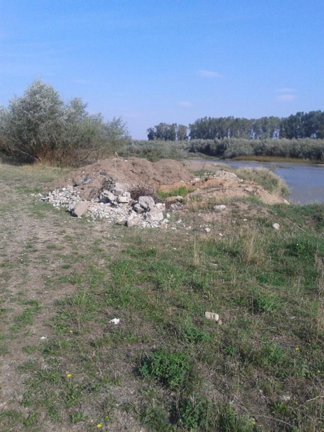 Malul râului Suceava, transformat într-o adevărată groapă de gunoi de o parte din locuitorii oraşului Liteni