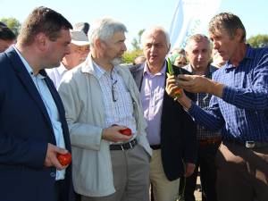 Fostul ministru al Agriculturii Valeriu Tabără (al doilea din stânga), în dialog cu Vasile Mătrăşoaia