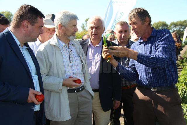 Fostul ministru al Agriculturii Valeriu Tabără (al doilea din stânga), în dialog cu Vasile Mătrăşoaia
