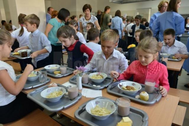 Elevi din patru școli ar putea primi o masă caldă