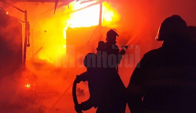 Incendiul de la Slatina a dat bătăi de cap pompierilor, care au avut nevoie de câteva ore pentru a-l stinge