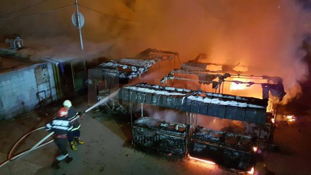 Incendiu puternic la tarabele din Piaţa Burdujeni, de la o candelă uitată aprinsă