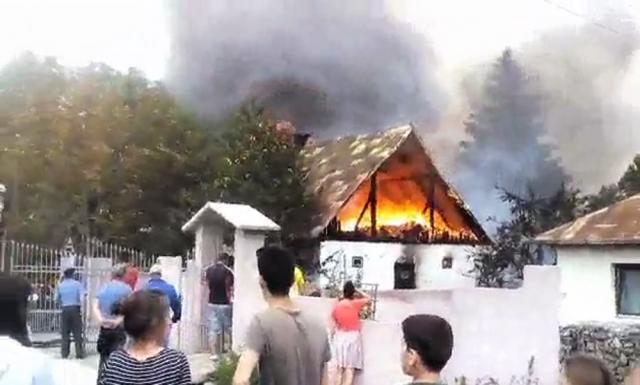 Acoperişul casei a fost distrus în urma incendiului violent