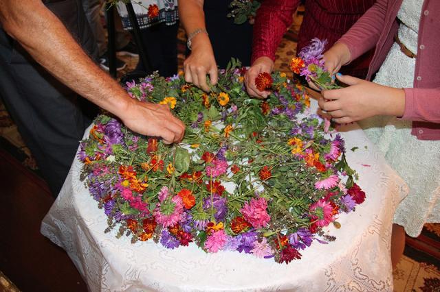 Ghirlanda de flori pentru sfinţit a fost realizată de femeile gospodine din comunitate