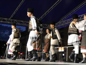 Antrenante dansuri populare din toate zonele țării au fost prezentate pe scena festivalului