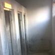Toalete de şcoli înţepenite în Evul Mediu, în oraşul Cajvana