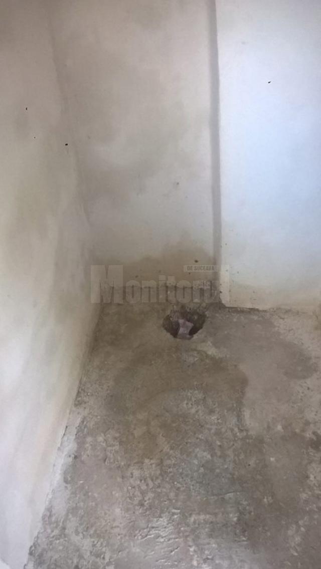 Toalete de şcoli înţepenite în Evul Mediu, în oraşul Cajvana